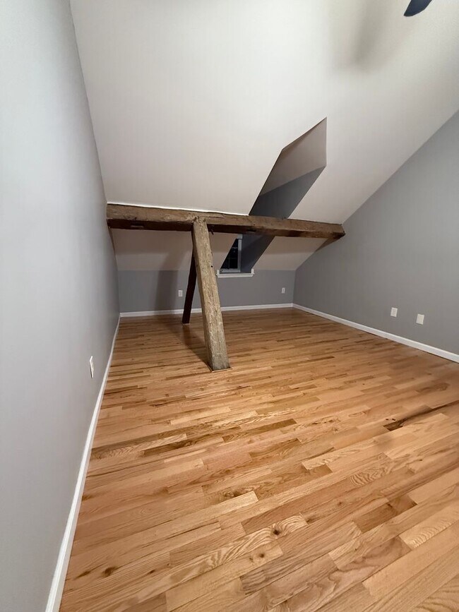 Building Photo - Beautifully Renovated 2 bedroom home with ...