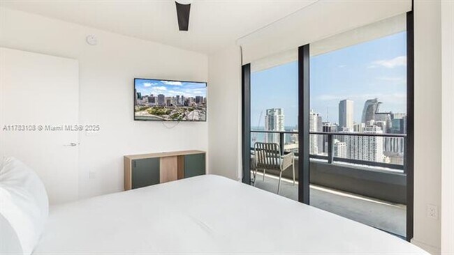 Building Photo - 601 NE 1st Ave