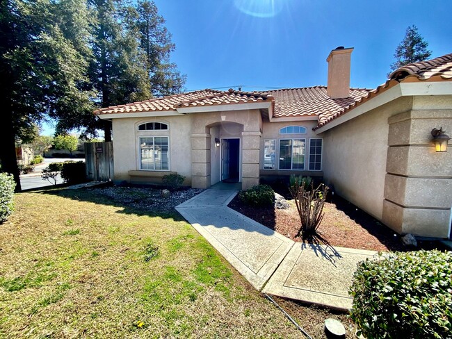 Building Photo - Make yourself at home in this delightful Bakersfield Single-family home, with 3 bedrooms + studio...