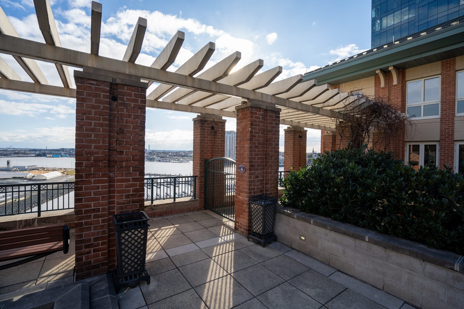 Building Photo - 301-499-499 S President St