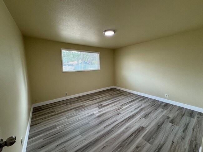 Building Photo - 3-Bedroom, 1-Bathroom Duplex Near Coburg Road