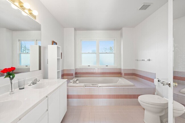 Building Photo - Beautifully Renovated Townhome in The Ridings at Brookside – Macungie