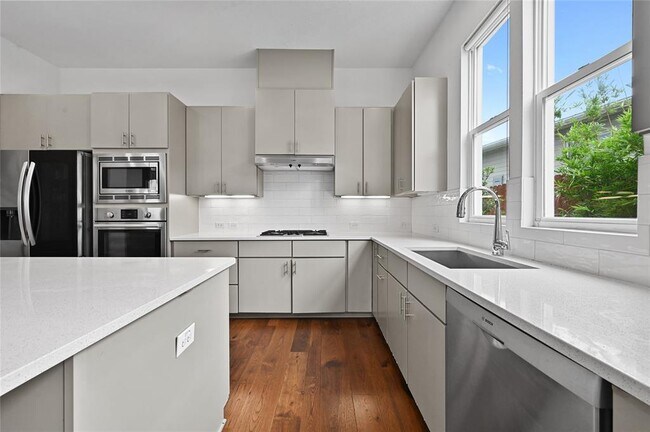 Building Photo - 5904 Florencia Ln