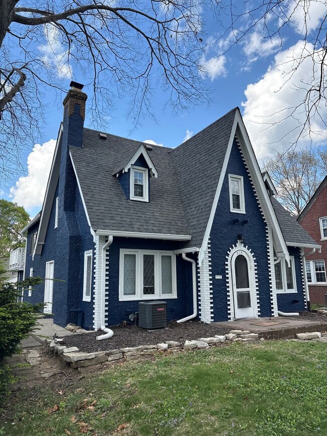 Building Photo - Butler Beauty on the Knoll!  6BR/3BA ready to go for next school year.