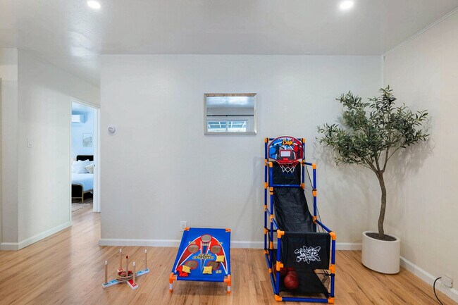 Building Photo - 919 Redbird Dr