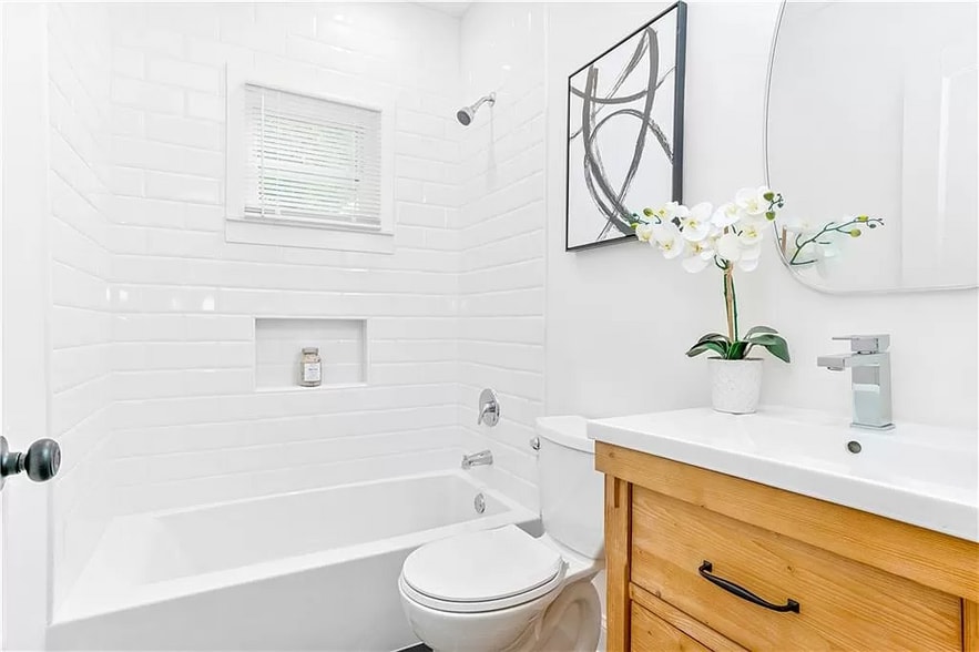 Building Photo - Room in House on Evans Dr SW