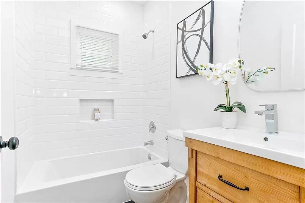 Building Photo - Room in House on Evans Dr SW