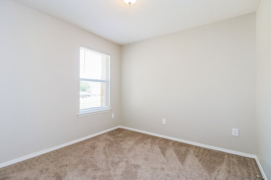 Building Photo - 7948 Meadow View Tr