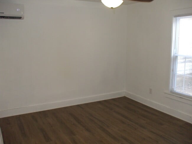 Building Photo - 700 E 11th Ave