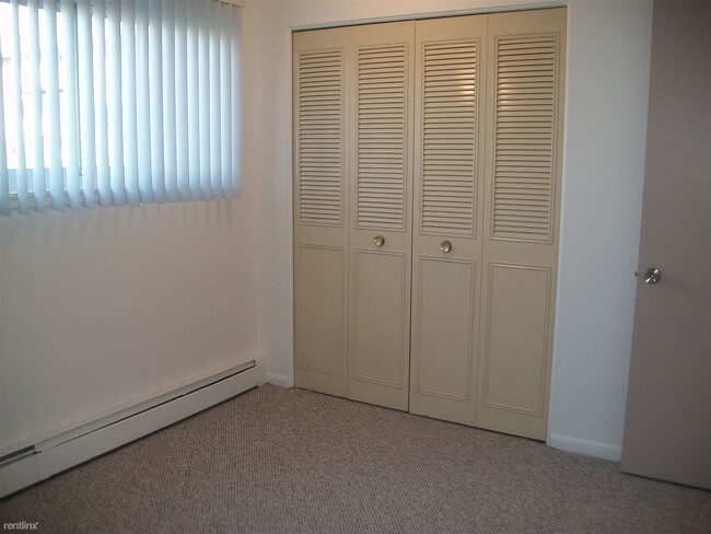 Building Photo - 2 br, 1 bath Apartment - Village Square
