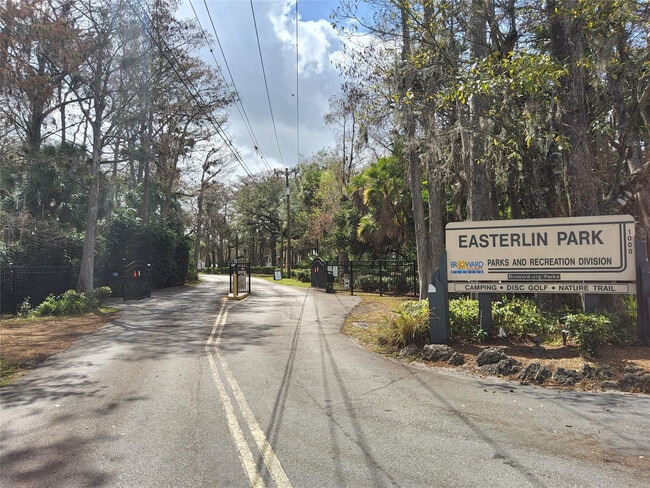 Building Photo - 112 Royal Pk Dr