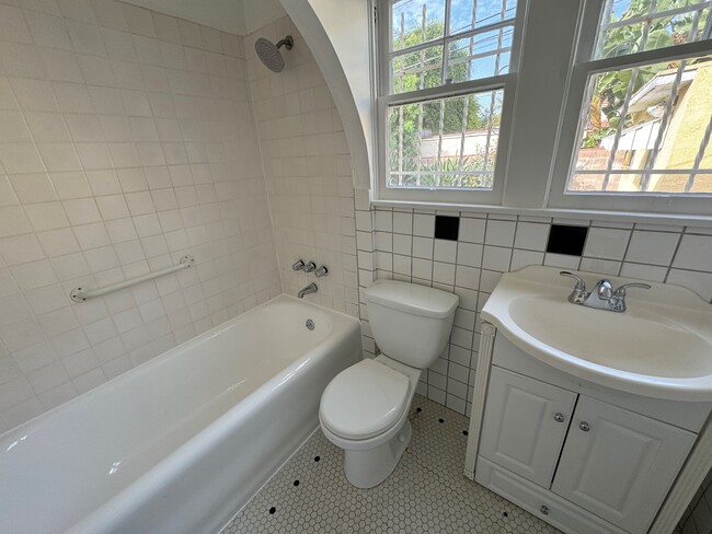 Bathroom - 1027 Havenhurst Dr