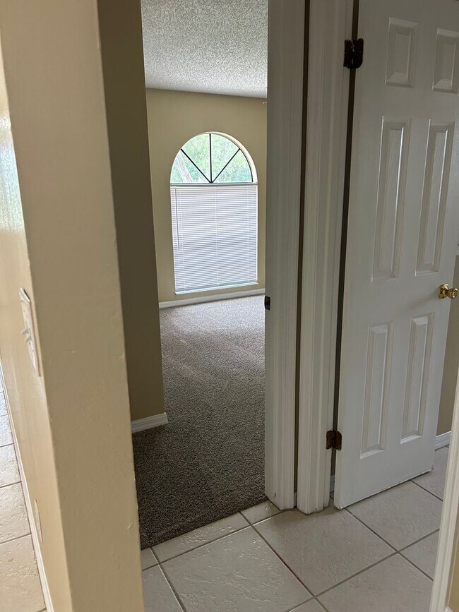 Building Photo - JUST LISTED -5 BEDROOM + BONUS ROOM - DELTONA NO PETS ALLOWED
