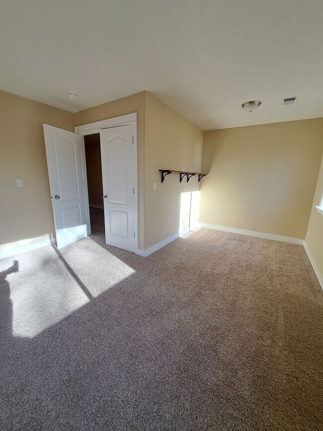 Building Photo - Secluded 5 bedroom Amazing Views Green Space