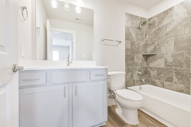 Building Photo - 13083 Clear View Dr