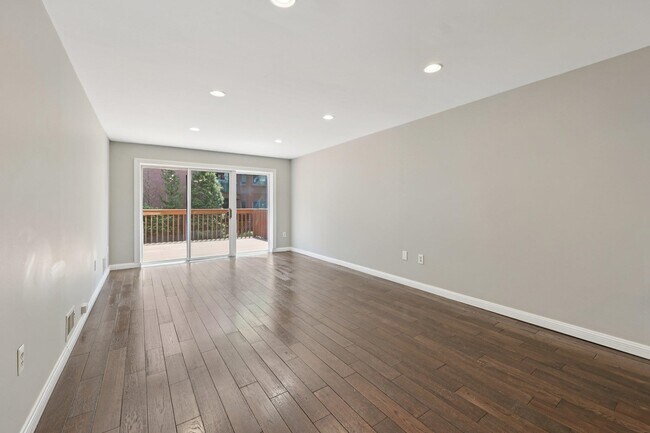 Building Photo - 302 Nelson Ct