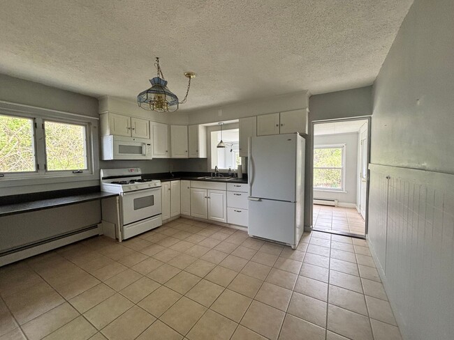 Building Photo - 354 Chapin St
