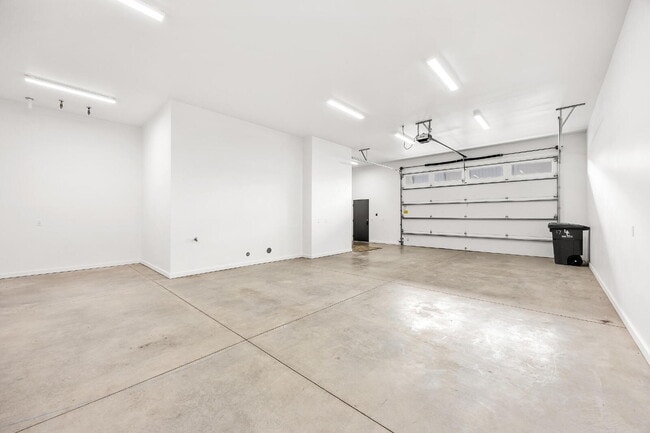 Building Photo - Modern 2-Bed Townhouse... Ideal for Professionals or Travelers