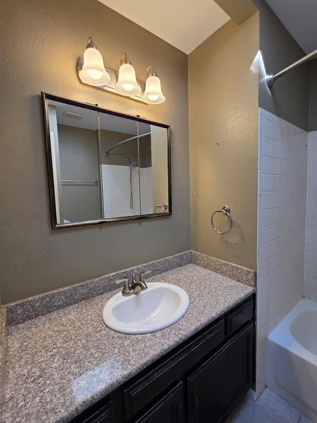 Building Photo - 3 Bedroom 2 Bathroom House With Huge Backy...
