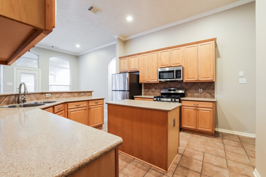 Building Photo - 20868 Bentwood Oaks Dr