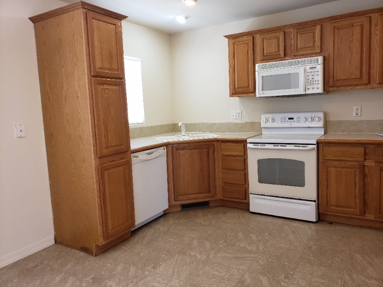 Building Photo - 2828 Elm Ave