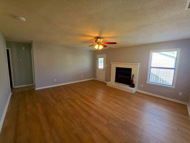 Building Photo - 3 Br 2 BA in Spring Villa