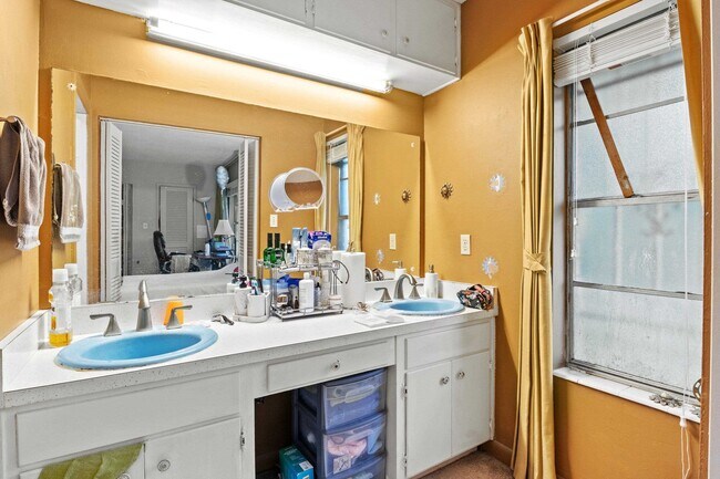 Building Photo - 204 Ruby Hubbard Way