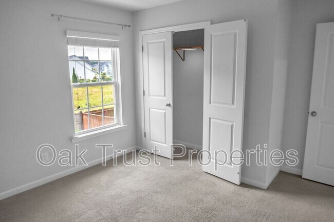 Building Photo - 821 Redbud Ln