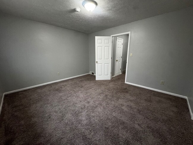 Building Photo - Charming 2-Bedroom Property in Prime Location