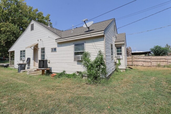 Building Photo - 1 Bedroom Duplex Available Immediately!
