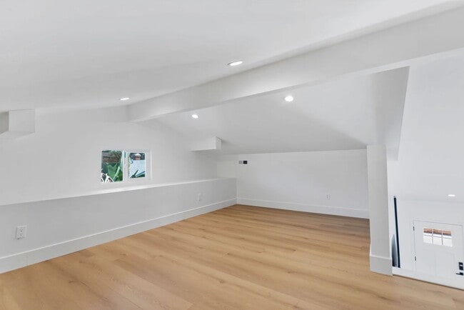 Building Photo - incredible home 3 bedroom, loft