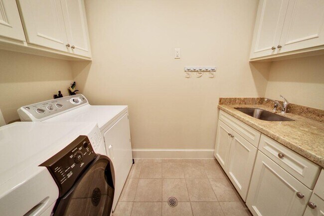 Building Photo - 4324 Ione St