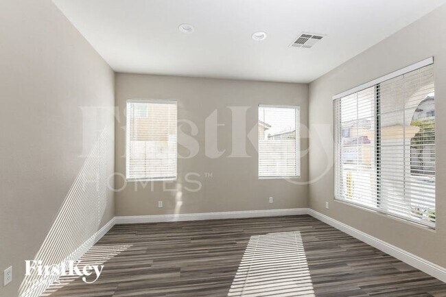 Building Photo - 934 E Shady Charmer Ave