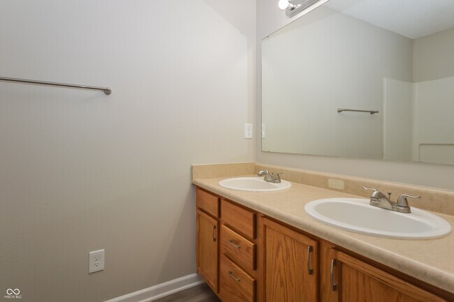 Building Photo - 2265 Shadowbrook Dr