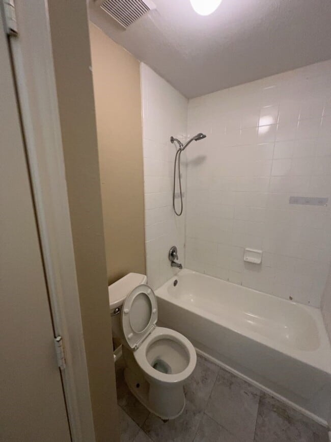 Building Photo - 16410 Amy Ridge Rd