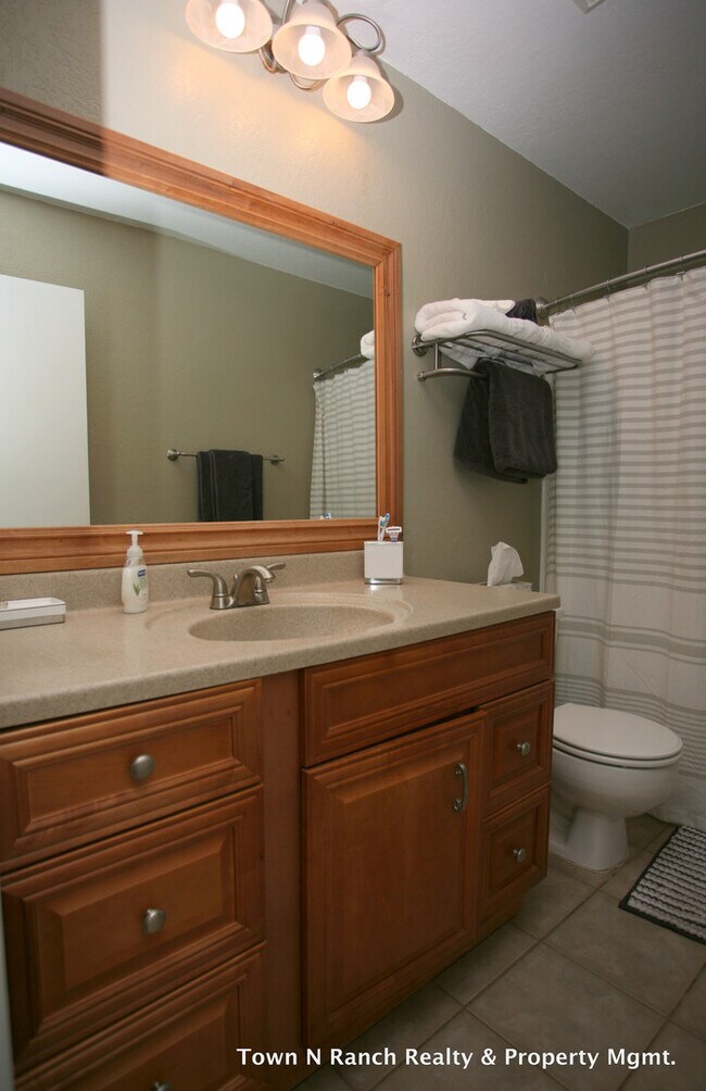 Building Photo - 3Br 2 1/2Ba, 2 Story Condo Avail May 1st short term lease