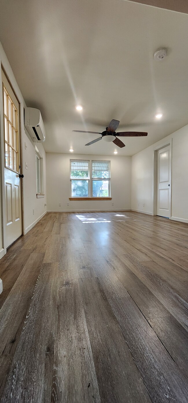 Living room - 14254 Daniels Rd