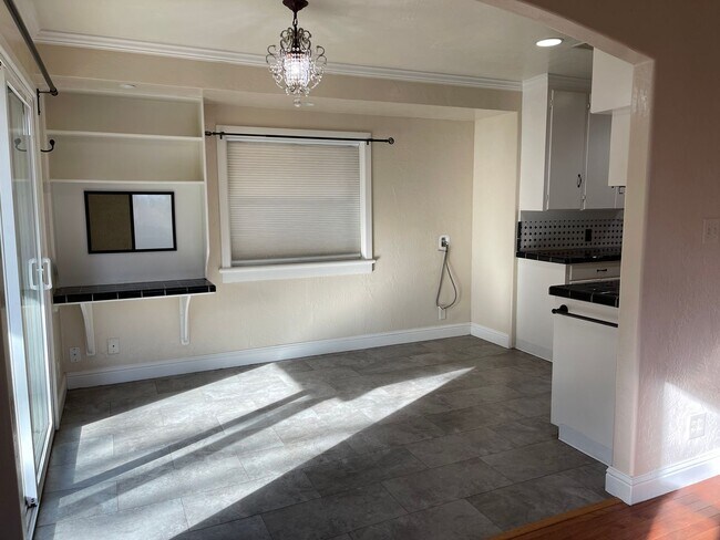 Building Photo - CHARMING 4 BED 2 BATH HOUSE NEAR DOWNTOWN