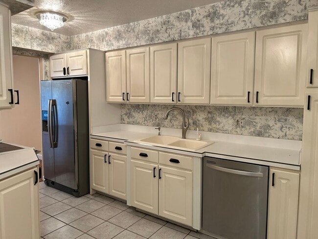 Building Photo - 3 Bedroom Condo with Full Finished Basement for Rent