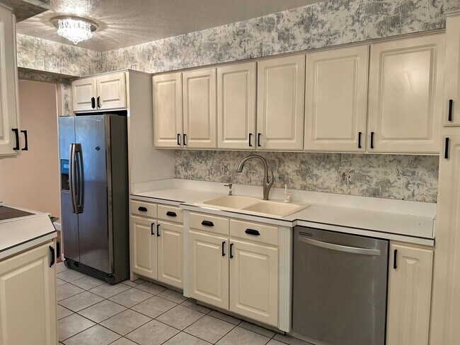 Building Photo - 4456 Donna Dr