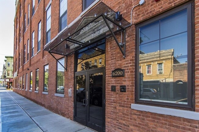 Primary Photo - 6200 Hudson Ave