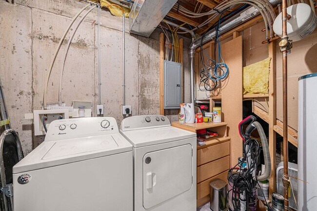 Building Photo - 3 Bed | 3.5 Bath | Modern & Spacious Townhome