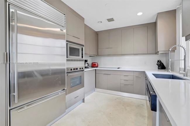 Building Photo - 19227 Fisher Island Dr