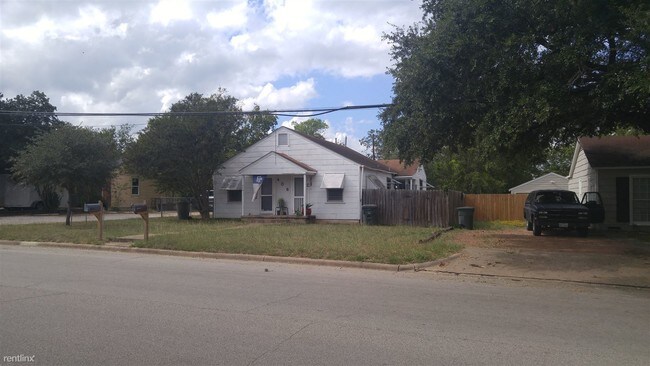 Building Photo - 1 br, 1 bath Duplex - 406 North Ave E Apt C