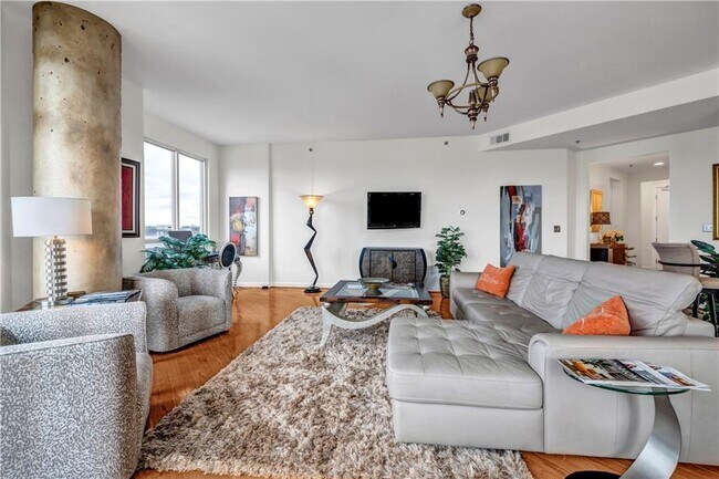 Building Photo - 711 Cosmopolitan Dr NE