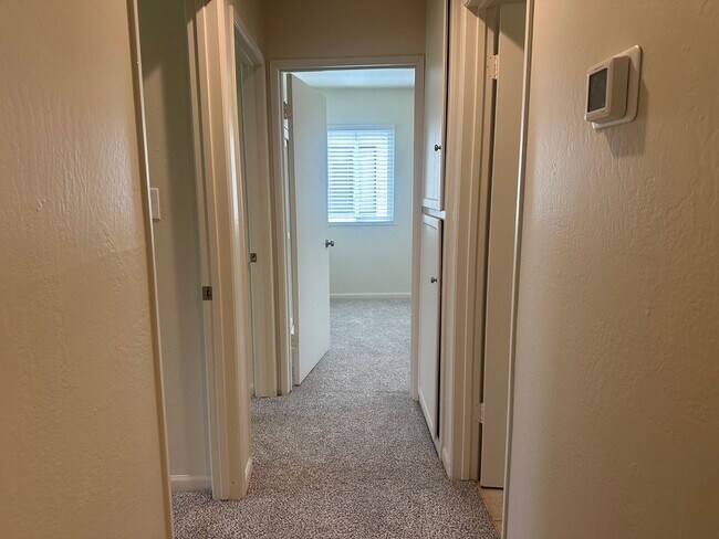Building Photo - Charming 3-Bed Home with Huge Yard & Fresh...