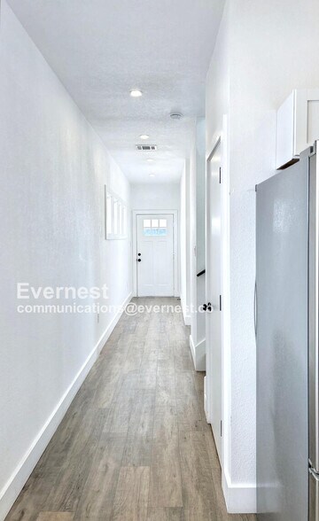 Building Photo - 1804 E Crockett St