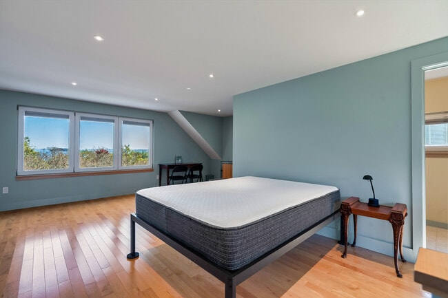 Building Photo - 1 Shoreline Dr