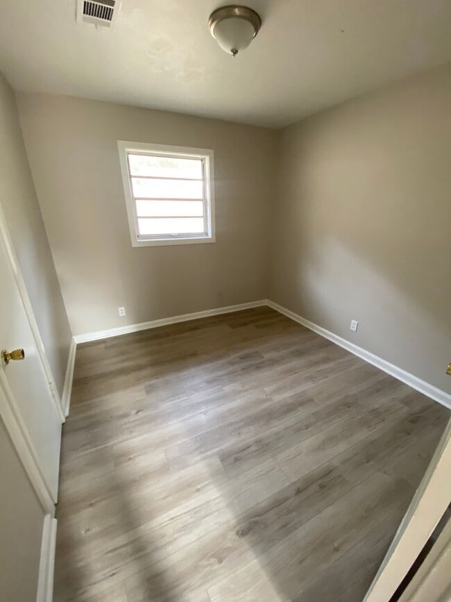 Building Photo - **AVAILABLE NOW**East Columbus 3 Bedroom / 1 Bathroom Home for Rent***