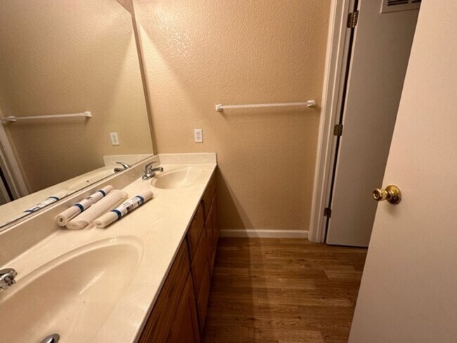 Building Photo - MOVE IN SPECIAL! 4 bed/3 bath with SOLAR